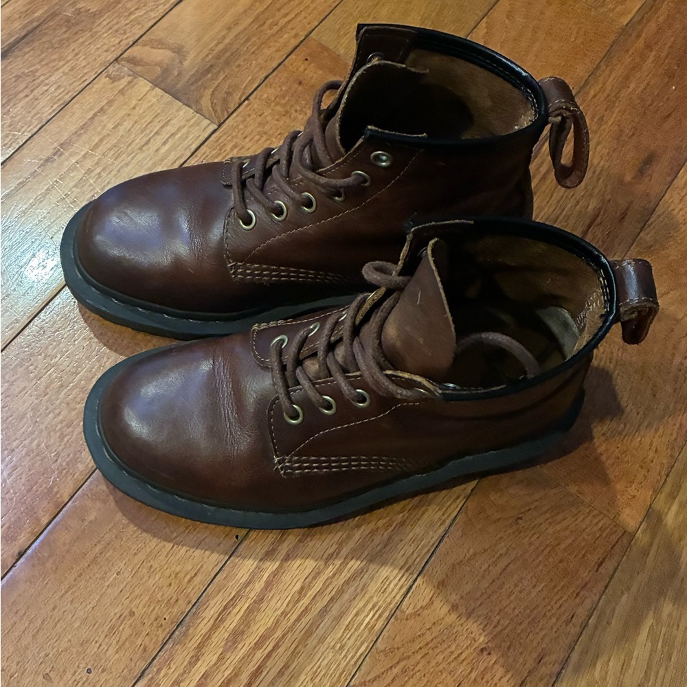Dr. Marten’s Kid’s air wizard boots size 4